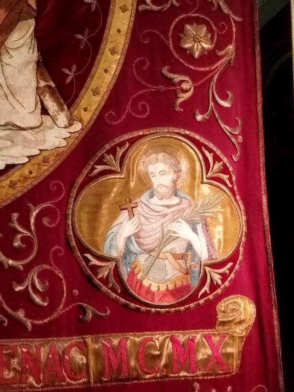 Bannière de procession paroissiale : Christ enseignant avec Sainte Famille, saint André, église Saint-André (Renac)