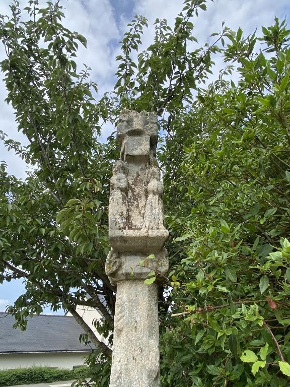 1ère croix de chemin, place du Calvaire (Gourhel)