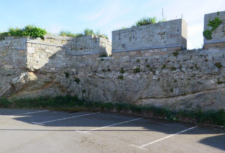 Vue de détail de l'escarpe depuis le nord (état en 2015). Le parapet est percé de trois embrasures. Cette partie du fort a été excavée dans les années 1970 sur près de 3 m de hauteur