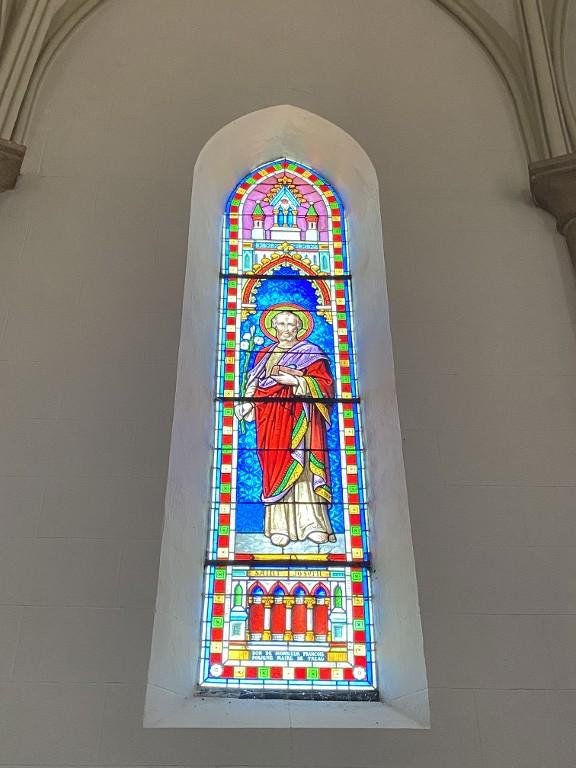 Ensemble de 7 verrières à personnages des baies 0 à 6 : Éducation de la Vierge, Saint Joseph, Saint Fiacre, Donation du Rosaire, Immaculée Conception, apparition de lourdes, Sacré-Cœur et Sainte Marguerite-Marie Alacoque, Sacré-Cœur, Crucifixion, église Sainte-Zéphirine (Tréal)