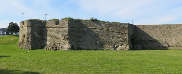 Vue générale depuis le sud (état en 2015). Fondée sur le rocher, cette partie du fort est montée en maçonnerie de moellon et en pierre de taille. Son parapet est percé de trois embrasures. A droite, le mur a été remonté
