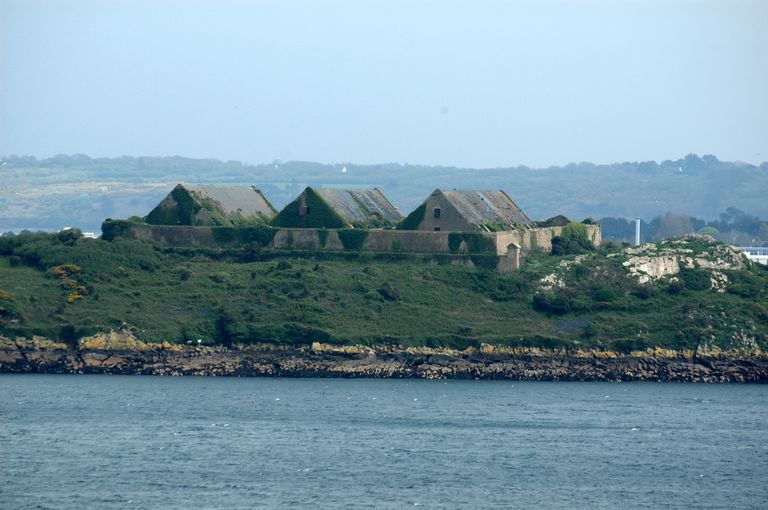 Magasins à poudre dits poudrières de l'île des Morts (Crozon)