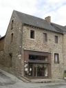 Maison à boutique, 20 place de la Mairie (Hédé fusionnée avec Bazouges-sous-Hédé pour former la commune de Hédé-Bazouges en 2009)