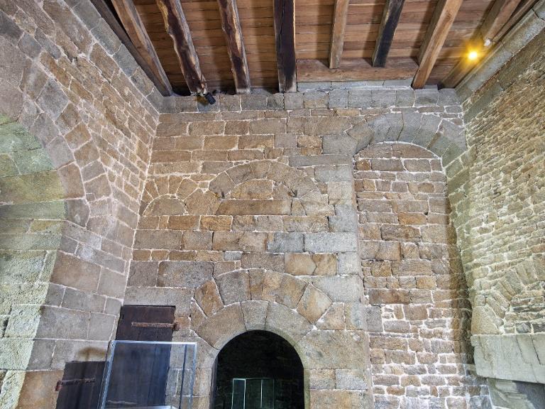 Vue intérieure de la tour Solidor : rez-de-chaussée, pièce intermédiaire, détail du mur de refend ouest. Au centre, la porte de la tour ouest ; à gauche, la porte des latrines (en niveau intermédiaire) ; à droite, la cheminée