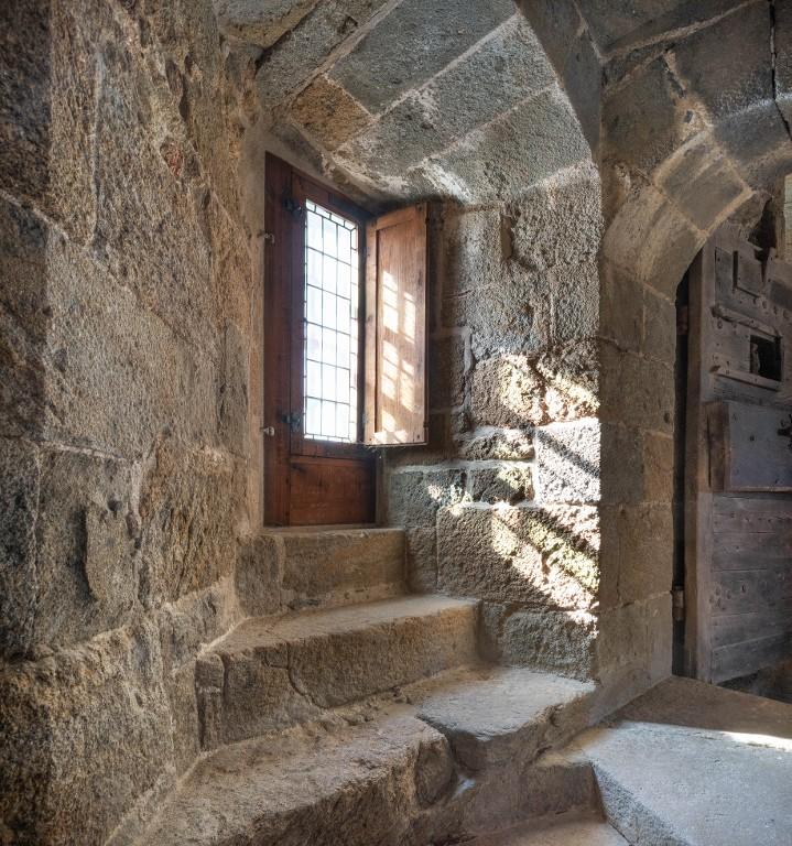 Vue intérieure de la tour Solidor : baie éclairant l'accès du premier étage depuis l'escalier en vis