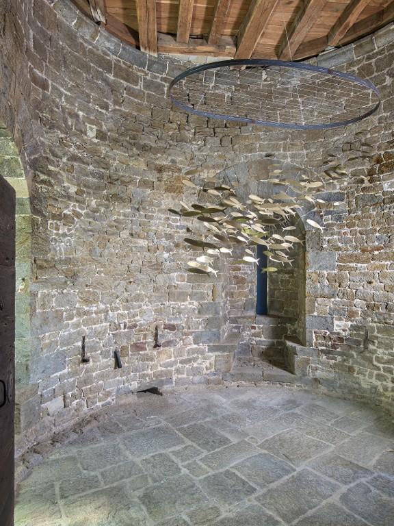 Vue intérieure de la tour Solidor : rez-de-chaussée, tour ouest, arbalétrière-canonnière à double coussiège orientée vers le nord. Au niveau du sol se voit l'arase de la fondation (correspondant à la tour primitive) et un égout