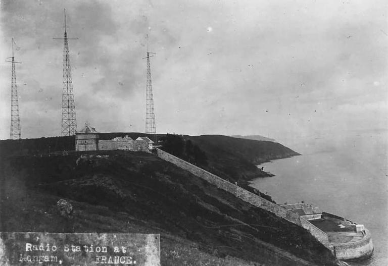 Vue du fort du Mengant depuis l'ouest, vers 1917. Au sommet du fort, la station de télégraphie sans fil avec ses trois imposants pylônes. On voit bien également la tour et d'autres bâtiments sur les plate-formes des batteries haute et basse