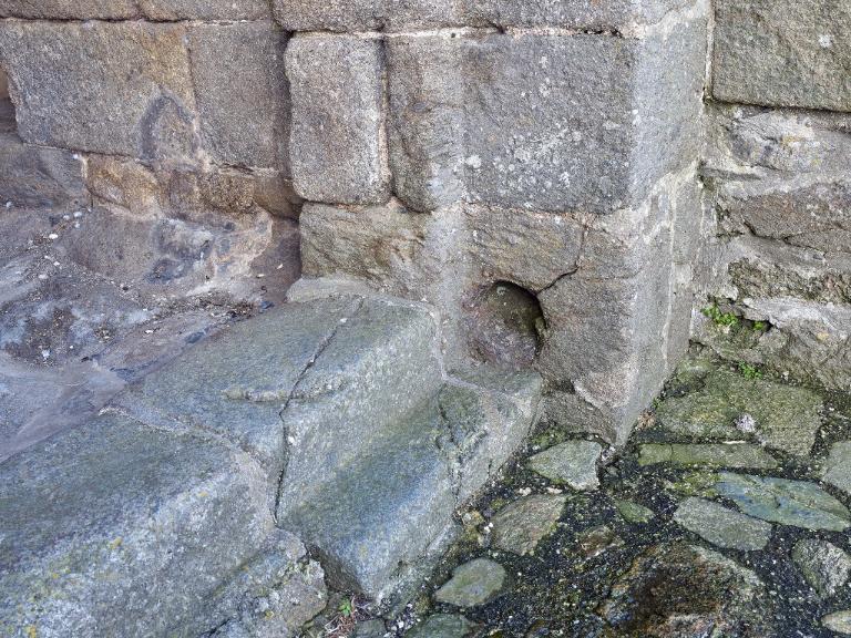 Vue de la tour Solidor : emplacement de l'essieu du tablier du pont-levis. La feuillure permet d'accueillir le tablier