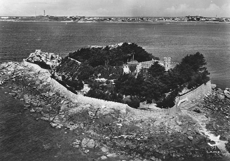 Batterie d'artillerie de côte et corps de garde crénelé, puis maison, Îlot Jacopin, Pointe de Perharidi (Roscoff)