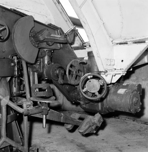 Vue de l'un des quatre canons antiaériens de 10,5 cm sous blindage : système de pointage (état en 1969)