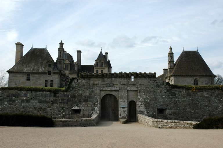 Enceinte défensive du château de Kerjean (Saint-Vougay)