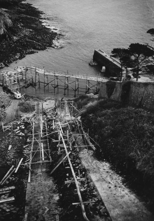 Vue de la rampe-funiculaire de la base dessais de radiodétection en construction par les entreprises Dodin et Levaux, 3 janvier 1964 (collection : Service historique de la défense de Brest : 2 U 8, n° 96)