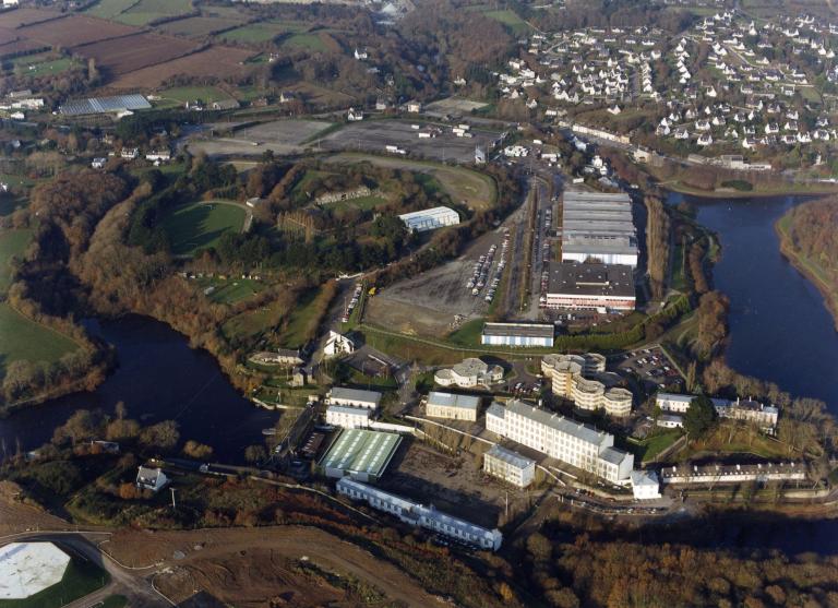 Vue aérienne oblique de la la Villeneuve depuis le sud, années 1990-2000 (Archives municipales de Brest : 13Fi6177)