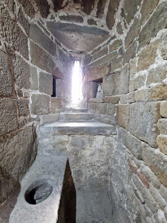 Vue intérieure de la tour Solidor : niveau intermédiaire accessible par quelques marches depuis le rez-de-chaussée, latrines éclairées par une arbalétrière orientée vers le sud