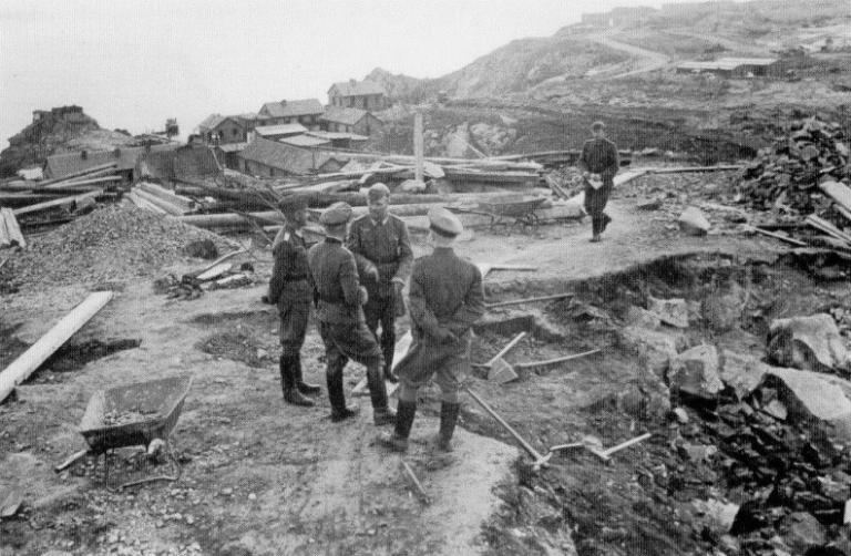 Vue d'un groupe d'officiers allemands au milieu du chantier de construction des fortifications de l'île Cézembre, fin 1942-1943