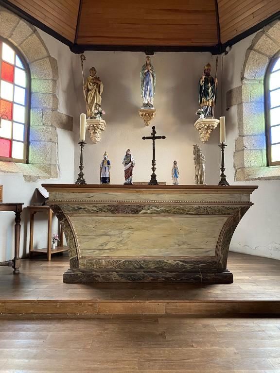 Ensemble du maître-autel : autel, tabernacle, 2 gradins d'autel, chapelle Saint-Colomban, Crétudel (Loyat)