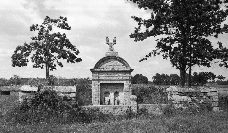 Fontaine de dévotion fontaine des reliques, près de la Croix Macé (Saint-Gérand)