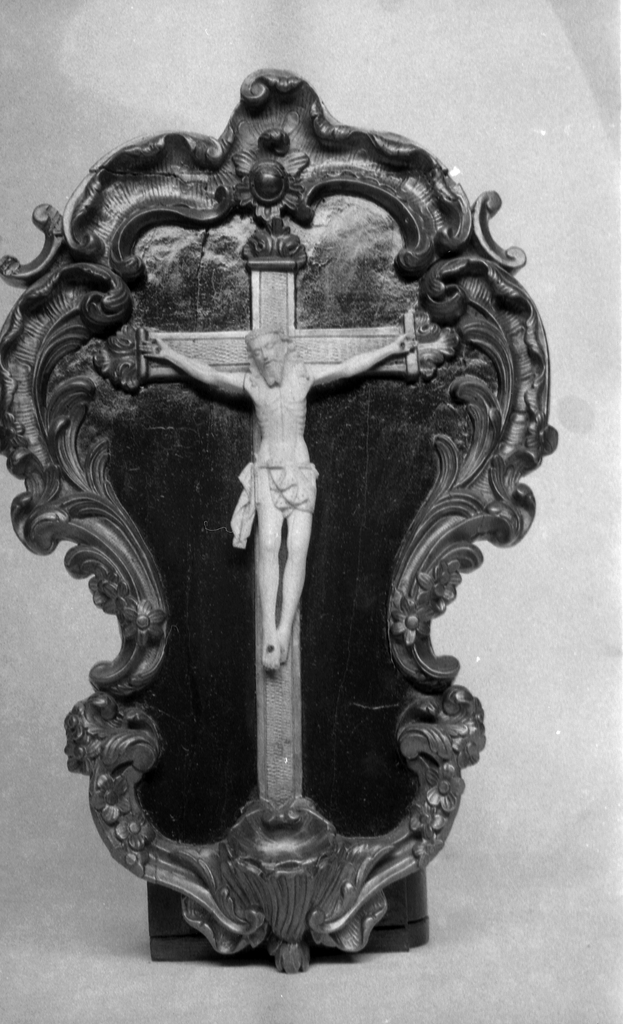 Croix (crucifix), presbytère (Fougères)