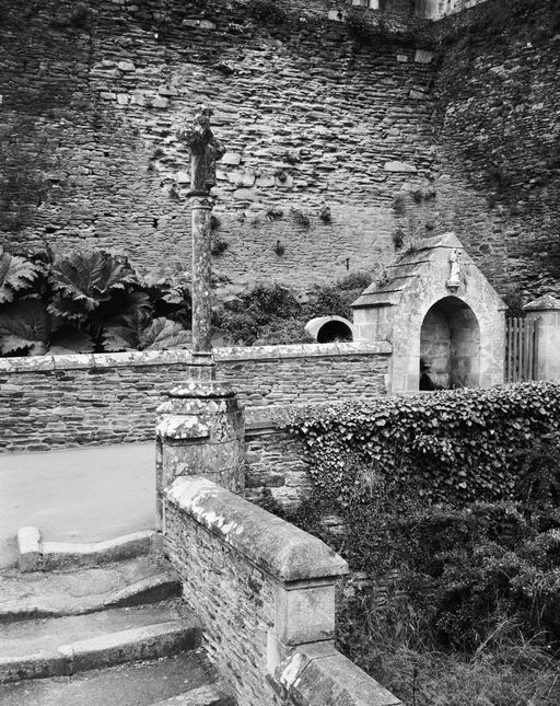 Croix monumentale, rue du Val d'Oust (Josselin)