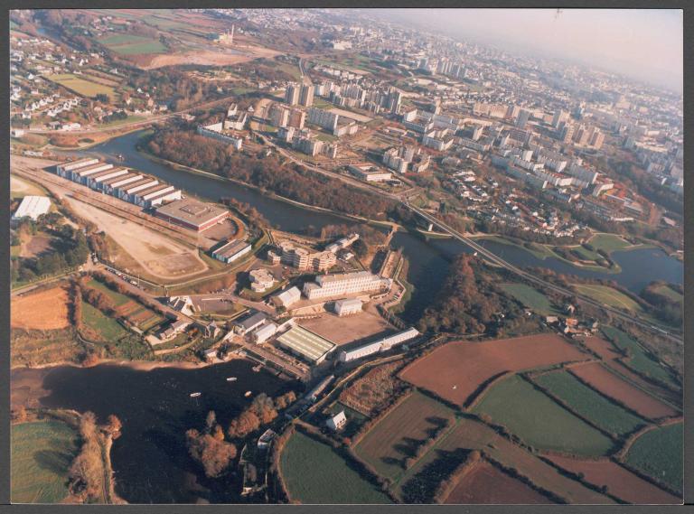 Forges puis usine, puis école des pupilles de la Marine, puis "Centre Marine", actuellement service de santé des armées et centre du service militaire volontaire de Brest, la Villeneuve (Guilers)