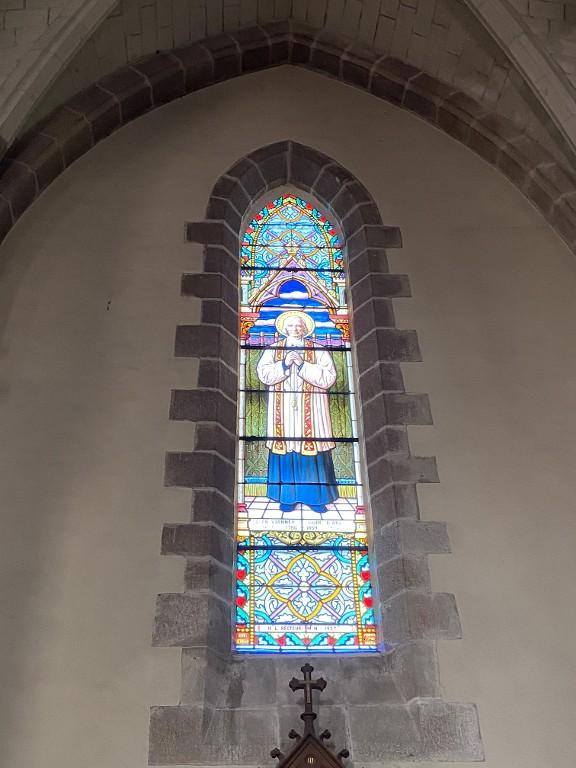 Ensemble des quatorze verrières à personnages de l'église paroissiale Saint-Golven (Taupont)
