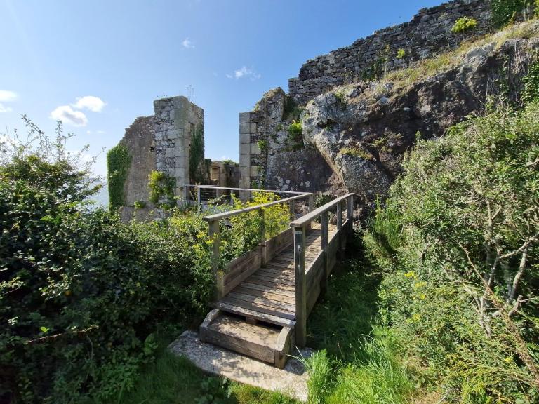 Fort du Corbeau (B 403), pointe du Corbeau (Plougastel-Daoulas)
