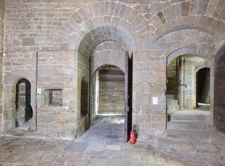 Vue intérieure de la tour Solidor : rez-de-chaussée, pièce intermédiaire, mur est. A gauche, la porte de la tour nord et placard mural ; au milieu, le passage d'entrée ; à gauche, la porte de la tour est abritant l'escalier en vis
