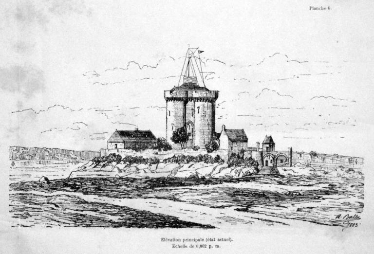 Vue de la tour Solidor depuis le nord-est : état avant restauration, dessin d'Albert Ballu, architecte, planche n° 6, 1883. Au sommet de tour se dresse un mât de pavilon. Dans la basse-cour se trouvent deux bâtiments. Les arches du pont sont occupées