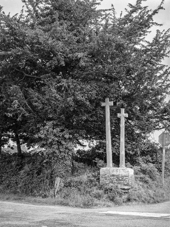 Croix de chemin, dite Croix Guyot, au sud de Bézon (Ploërmel)