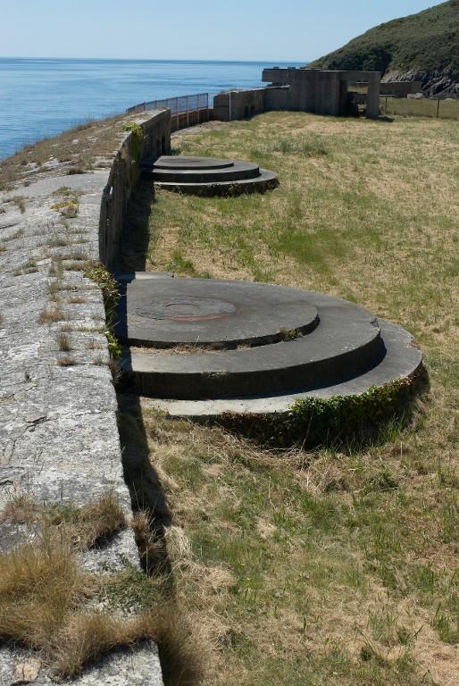 Vue de la batterie basse du Mengant : ensemble de deux plate-formes en béton pour canon (état en 2009)