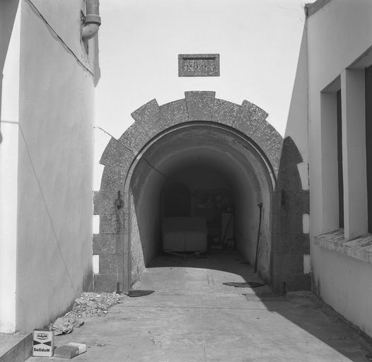 Vue de l'entrée du magasin à poudre daté de 1884 (état en 1969)