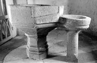 Fonts baptismaux (cuve baptismale à infusion), église paroissiale Saint Corentin (Glomel)