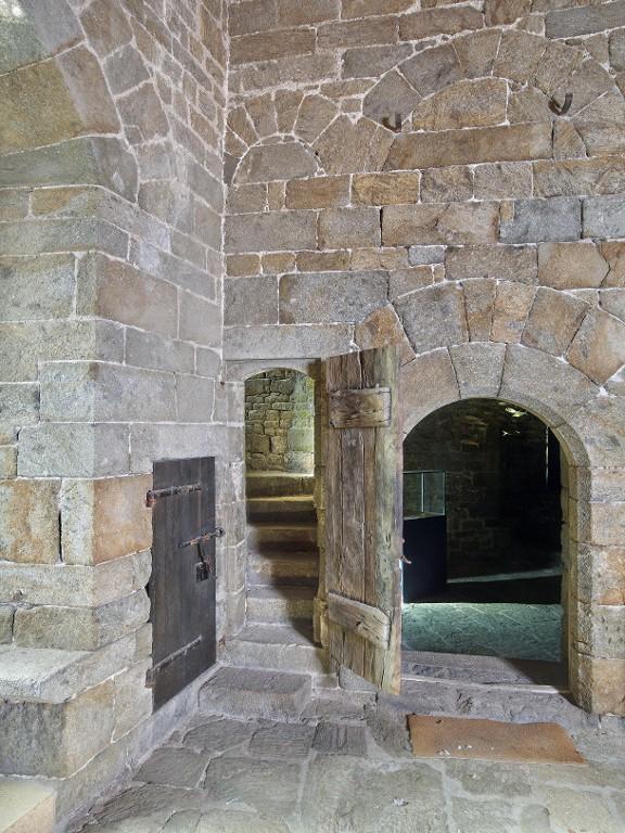 Vue intérieure de la tour Solidor : rez-de-chaussée, pièce intermédiaire, détail du mur de refend ouest. Au centre, la porte des latrines (en niveau intermédiaire) ; à gauche, placard mural (ancienne poterne) ; à droite, la porte de la tour ouest