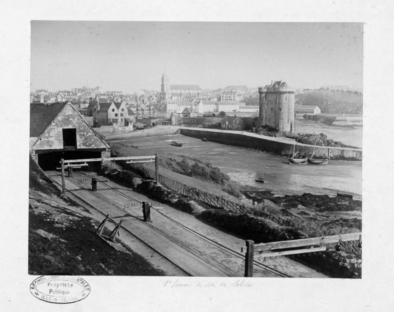 Vue de Saint-Servan du côté de Solidor, 3e quart du 19e siècle. Avant sa restautaion par l'architecte Albert Ballu, la tour Solidor présentait une couverture plus ramassée, mais authentique