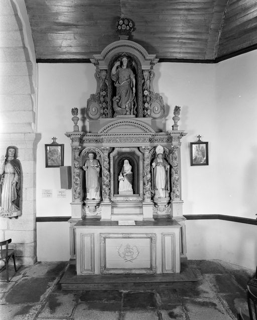 Autel (2), retable (2) (autel secondaire, autel tombeau, retable architecturé à niche), église paroissiale Sainte-Croix (La Croix-Helléan)