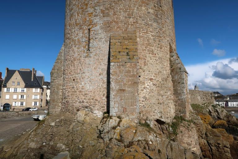 Vue des trois contreforts de la tour ouest. Ils sont élevés en pierre de taille. Du côté sud (à droite), la maçonnerie du pied de la tour est très dégradée
