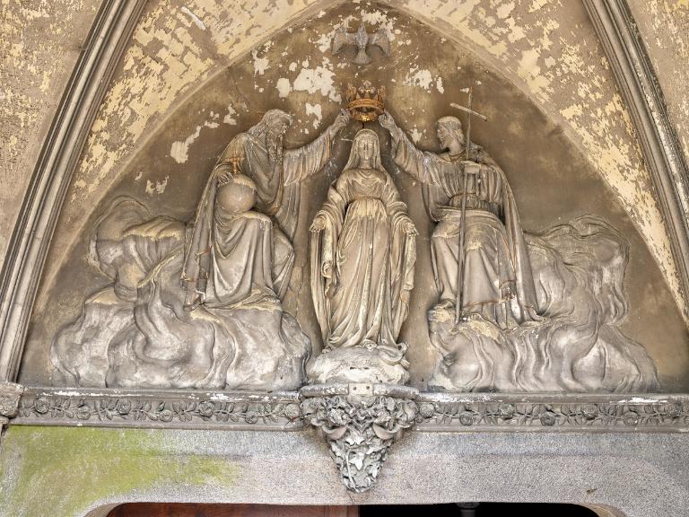 Groupe sculpté du tympan du portail : Couronnement de la Vierge, basilique Notre-Dame-d'Espérance (Saint-Brieuc)