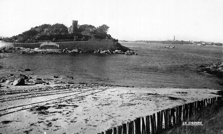 Batterie d'artillerie de côte et corps de garde crénelé, puis maison, Îlot Jacopin, Pointe de Perharidi (Roscoff)
