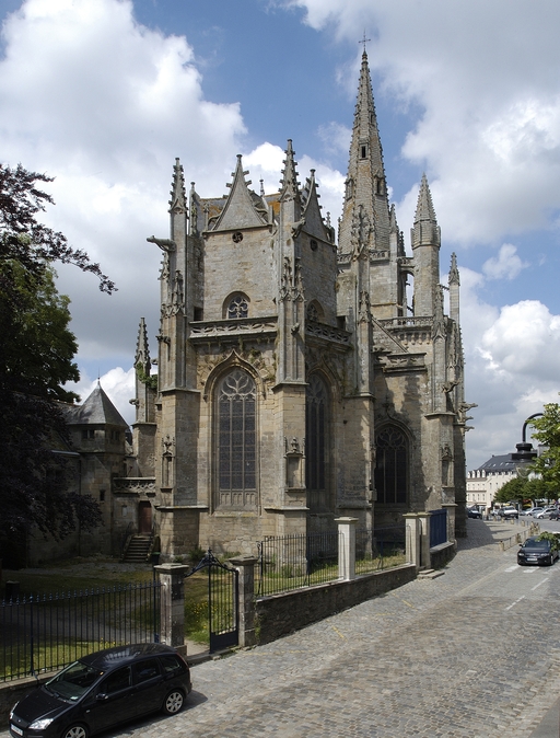 Basilique Notre-Dame-de-Paradis et ses abords, place Maréchal Foch (Hennebont)