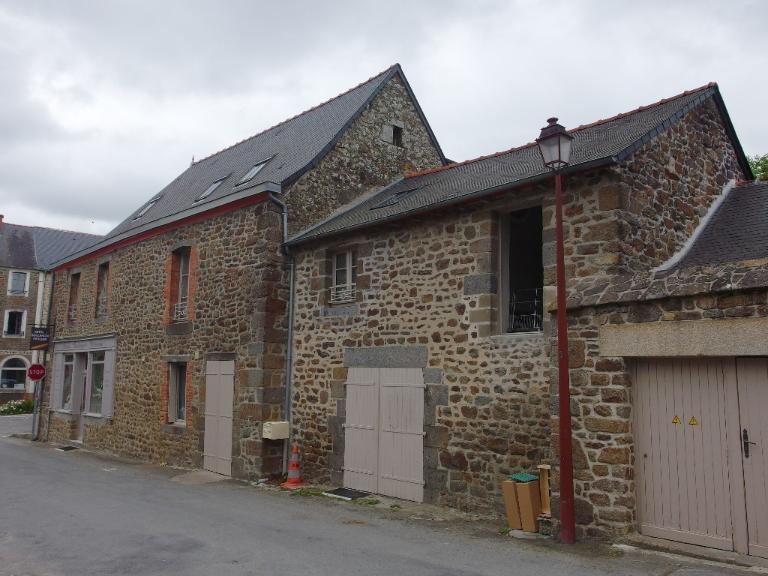 Maison à boutique, 8 place de la Mairie (Hédé fusionnée avec Bazouges-sous-Hédé pour former la commune de Hédé-Bazouges en 2009)