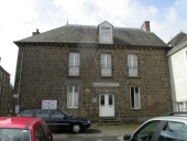 Maison, 2 place de la Mairie (Hédé fusionnée avec Bazouges-sous-Hédé pour former la commune de Hédé-Bazouges en 2009)