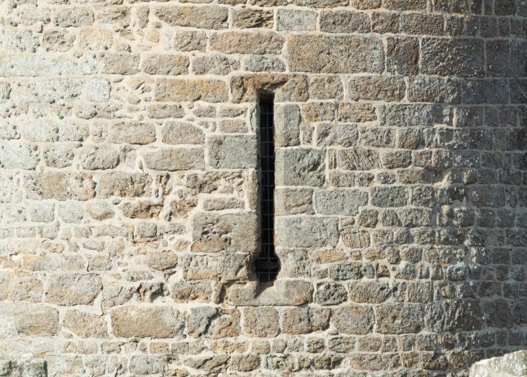 Vue de la tour Solidor : arbalétrière-canonnière (dépourvue d'arc de décharge) du rez-de-chaussée de la tour nord. Elle est orientée vers l'est