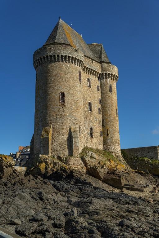 Vue générale depuis le sud-ouest. Le pied de la tour est soutenu par trois contreforts