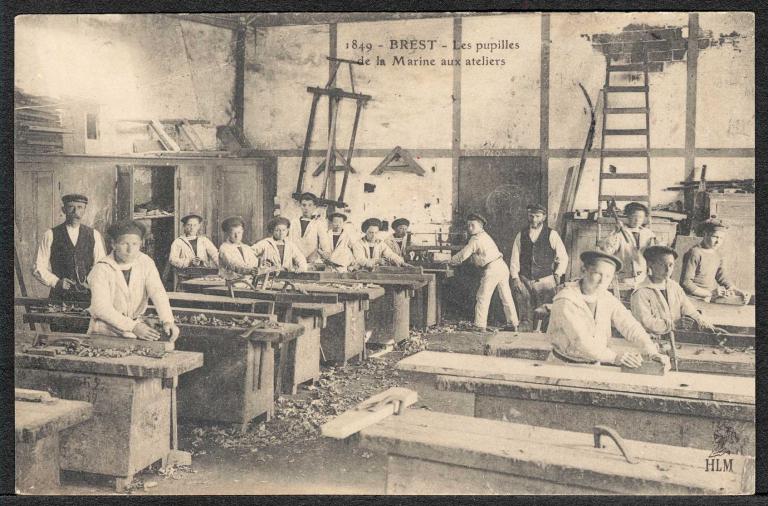Forges puis usine, puis école des pupilles de la Marine, puis "Centre Marine", actuellement service de santé des armées et centre du service militaire volontaire de Brest, la Villeneuve (Guilers)