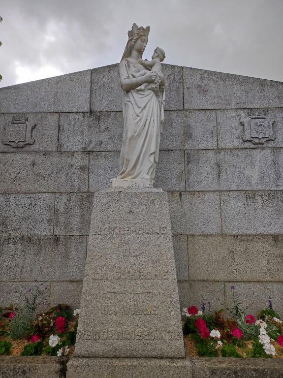 Ensemble commémoratif à Notre-Dame de la Guerche, promenade du Grand Mail (La Guerche-de-Bretagne)