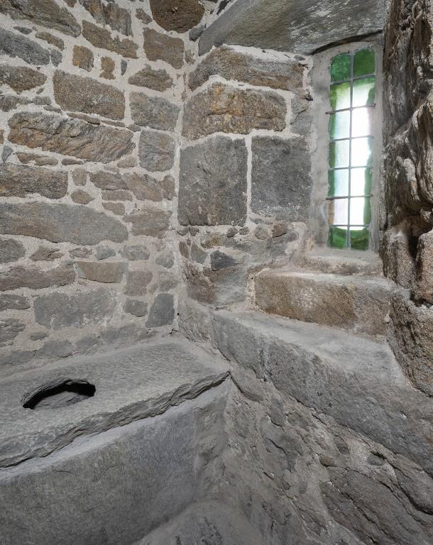 Vue intérieure de la tour Solidor : premier étage, tour ouest, latrines. Elles sont éclairées par une arbalétrière orientée vers le sud