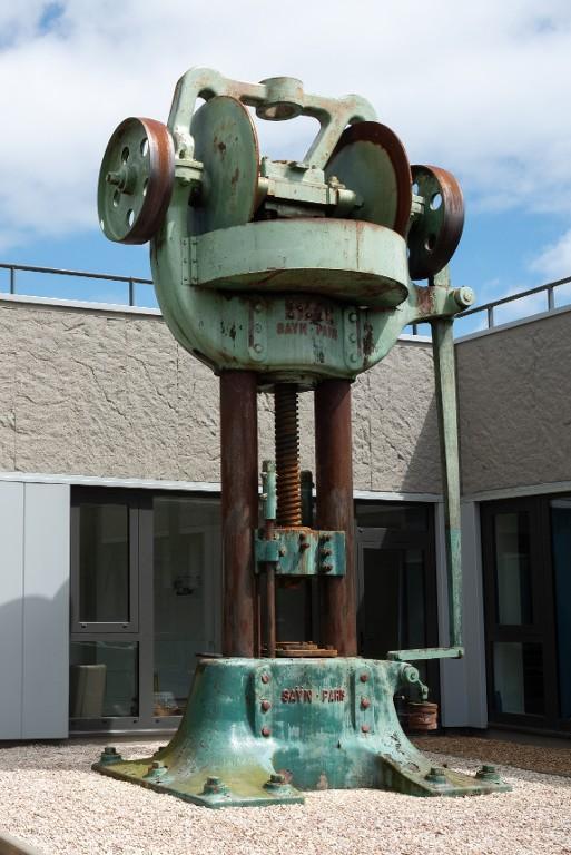 Presse industrielle Saÿn-Paris servant au servant au remandrinage des douilles d’artillerie après tir