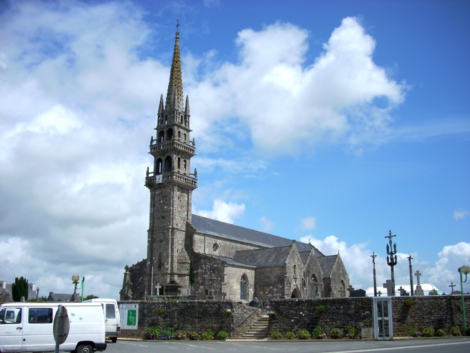 Église paroissiale Saint-Néventer, place de la Liberté (Plounéventer)
