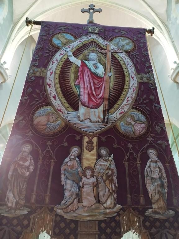 Bannière de procession paroissiale : Christ enseignant avec Sainte Famille, saint André, église Saint-André (Renac)