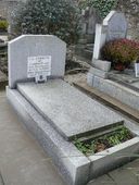 Tombe et mémorial des naufragés de la Tanche, place du Souvenir, Port-Maria (Larmor-Plage)